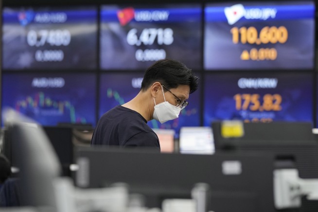 Global stocks sink after Fed discusses cut in US stimulus