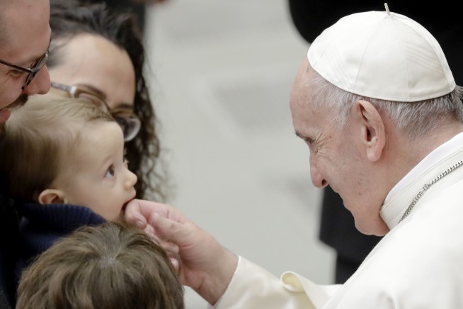 Pope to priestly sex abusers: Turn yourselves in