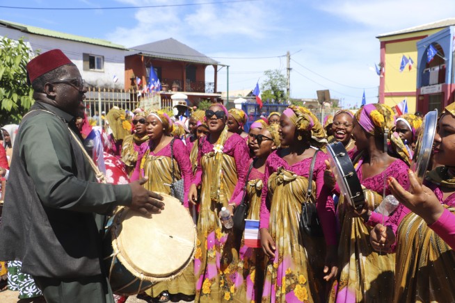 French President Macron brought new promises to cyclone-battered Mayotte. Residents want more
