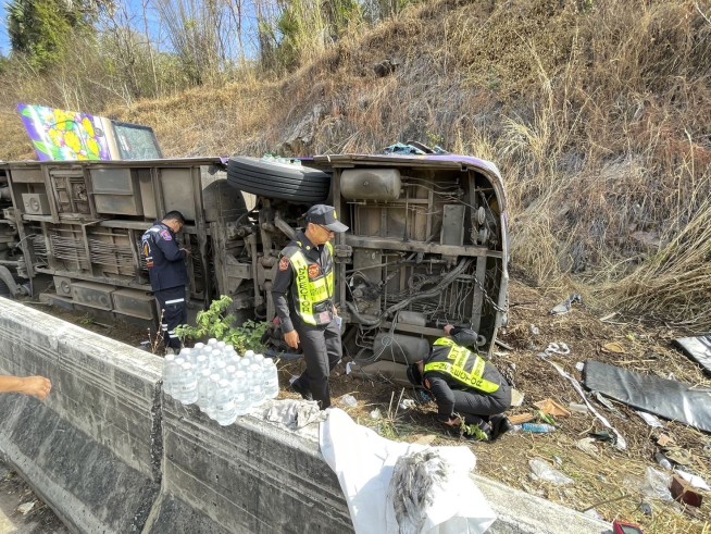 18 dead in a bus crash in eastern Thailand