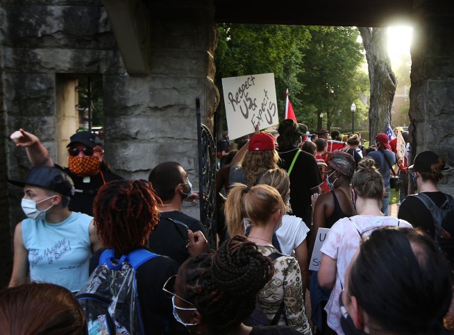 Couple draw guns at crowd heading to St. Louis mayor's home