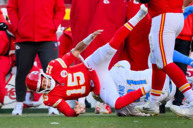 Patrick Mahomes suffers a torn ACL and Chiefs say he's considering surgical options