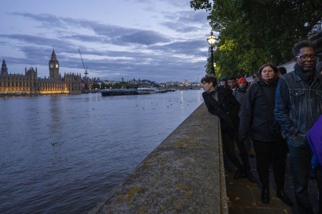 Report: Chinese delegation barred from queen's coffin