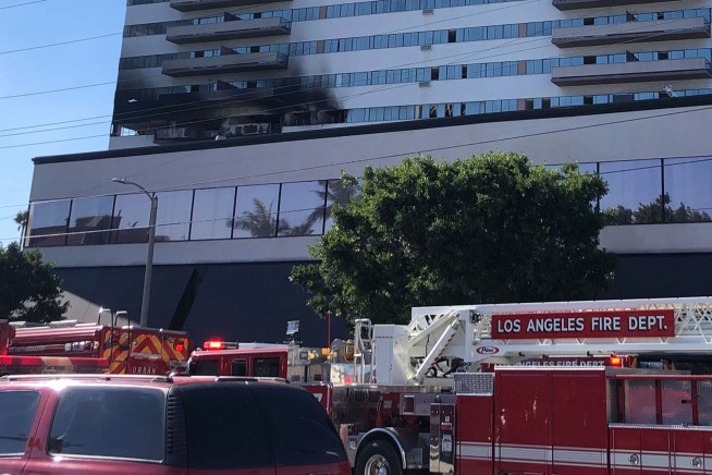 2 critically injured in Los Angeles high-rise apartment fire