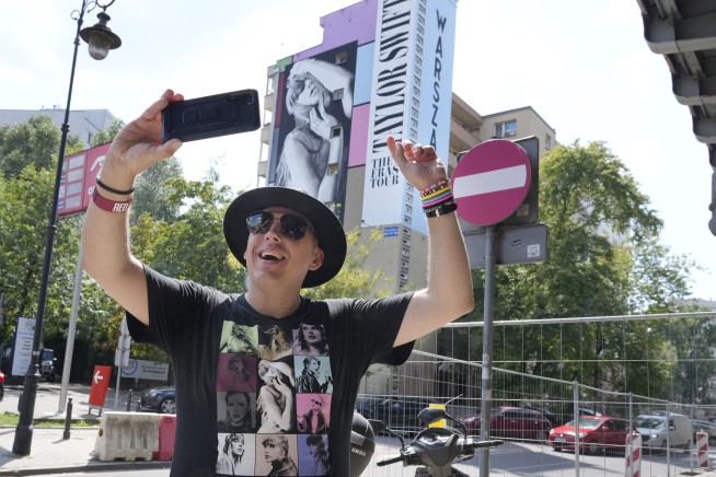 Don't panic! Taylor Swift warned fans to expect sirens for WWII anniversary in Warsaw before concert