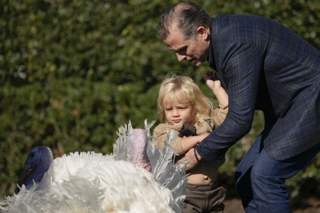 Biden opens holidays, pardons turkeys Chocolate and Chip