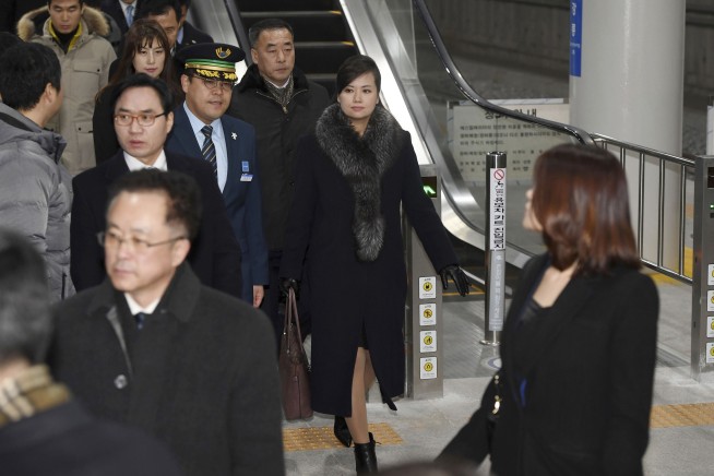 S. Koreans burn Kim's photo as N. Korean band leader passes