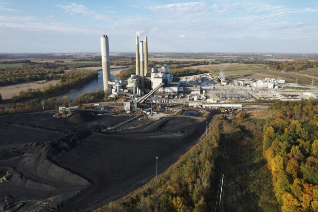 Trump signs executive order directing US withdrawal from the Paris climate agreement — again