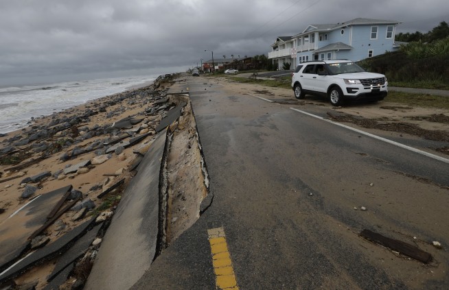 A weakening Matthew rakes Atlantic coast; US death toll at 4