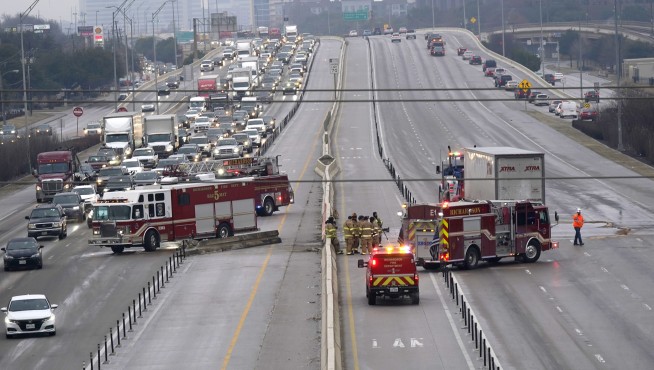 At least 5 killed in massive crash on icy Texas interstate