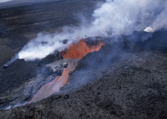 Hawaii's Big Island gets warning as huge volcano rumbles