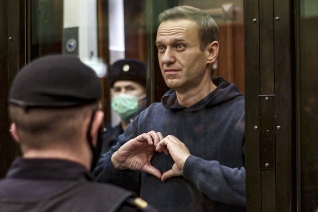 Russia moves to extinguish pro-Navalny 'flashlight' protests