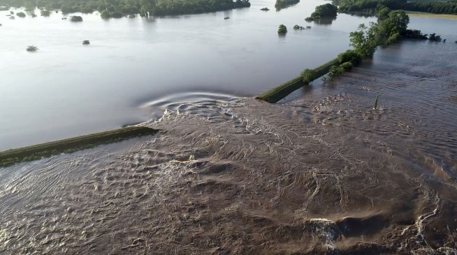 Arkansas city of 4,500 makes 'last ditch' flood effort