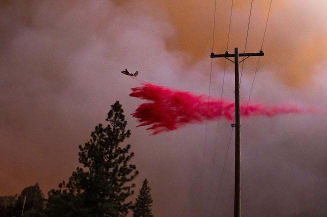 California forest fire burns out of control near Yosemite