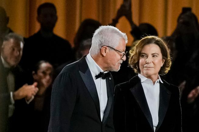 Armani's last collection shown in solemn runway show with Richard Gere, Lauren Hutton in 1st row