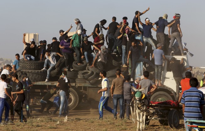 In Gaza, tire shortage hits motorists but not protesters