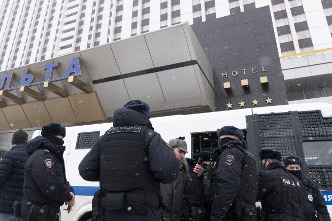 Police detain participants in Russian opposition forum