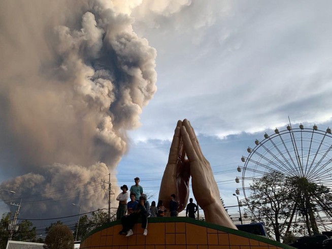 Volcano erupts near Manila; villagers flee, airports shut