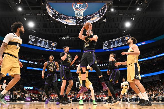 Lakers' Jaxson Hayes has been suspended 1 game for pushing Wizards mascot 'G-Wiz'