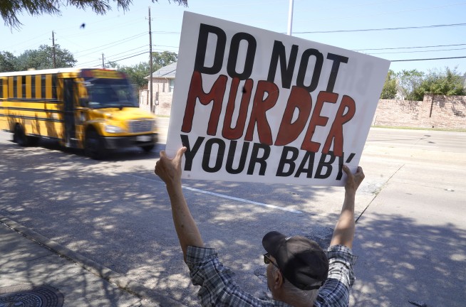 Texas clinics cancel abortions after court reinstates ban