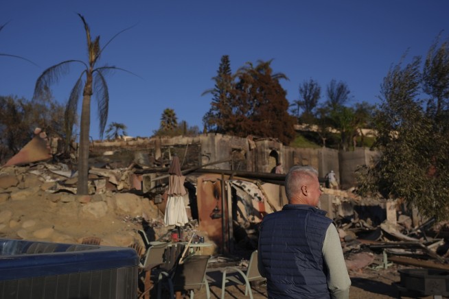 Southern California firefighters gain ground over wildfire thanks to decreased winds