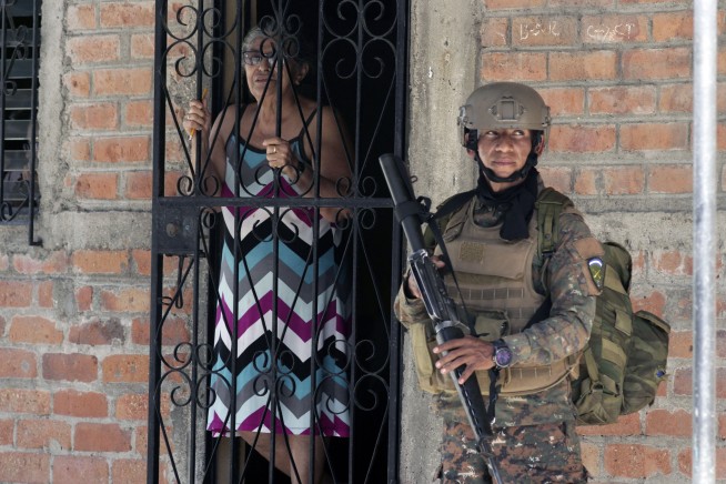 El Salvador sends 10,000 police, army to seal off town