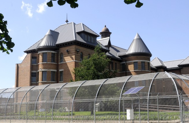 AP Exclusive: Therapist broke rules with Iowa sex predator