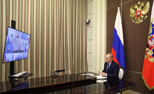 Putin tests experimental nasal vaccine against COVID-19