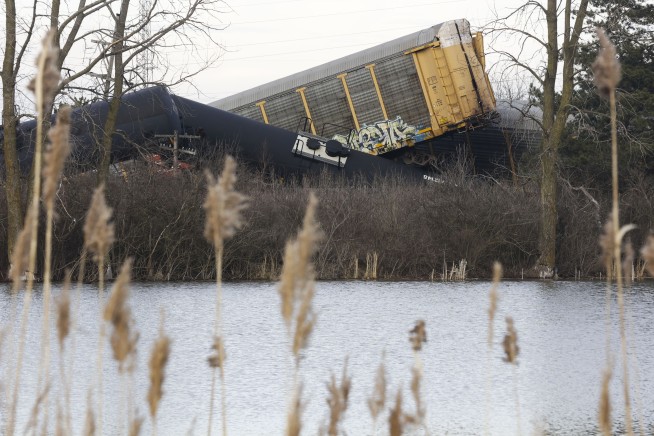 20 cars of Norfolk Southern cargo train derail in Ohio