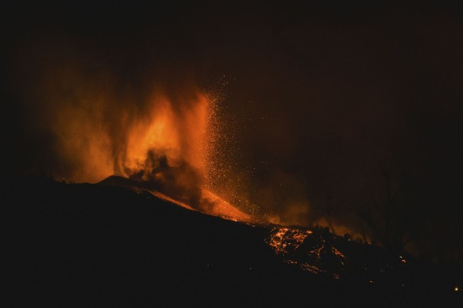 Lava from Spanish volcano heads toward sea; no injuries