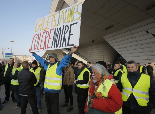 1 dead, dozens injured in French fuel taxes protests