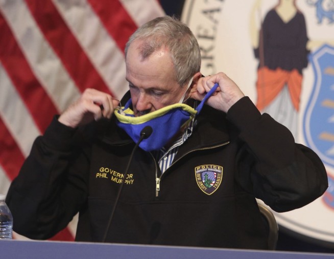 Trump says it's his call when to ease virus rules, not govs'