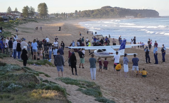 Plane lands safely on Sydney beach after engine fails