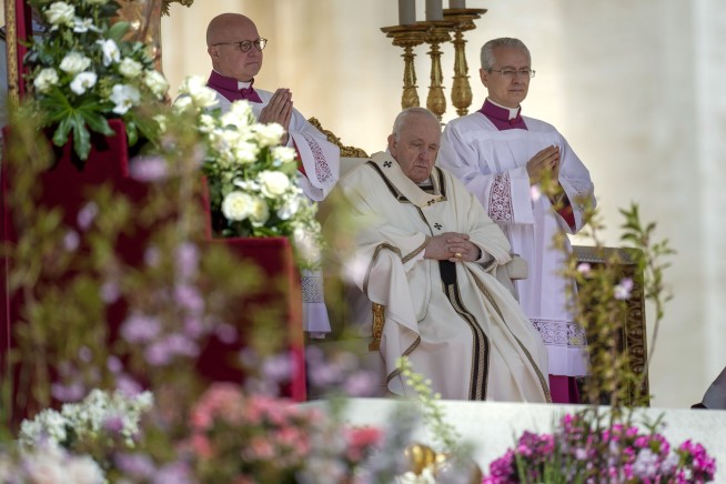 Pope makes Easter plea for Ukraine peace, cites nuclear risk