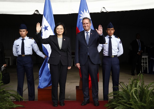 China warns after Cruz, Abbot, meet Taiwan's president