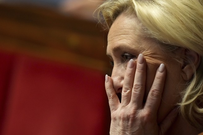 France braces for a political showdown as the new prime minister seeks to force a budget through