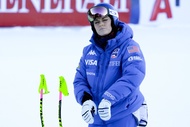 Lindsey Vonn hooks a gate with her arm and doesn't finish her opening race at skiing worlds