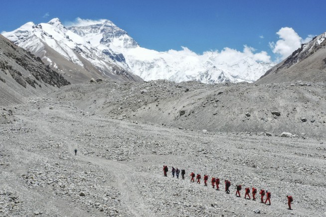 Chinese team summits Everest amid bid to remeasure peak