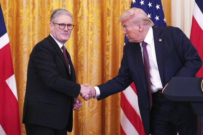 With flattery and frank talk, Starmer urges Trump not to abandon Ukraine in press to end Russian war