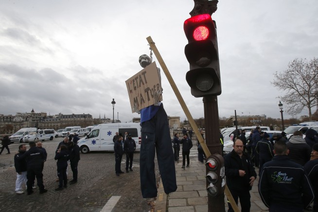 French premier holds talks after violent protests in Paris
