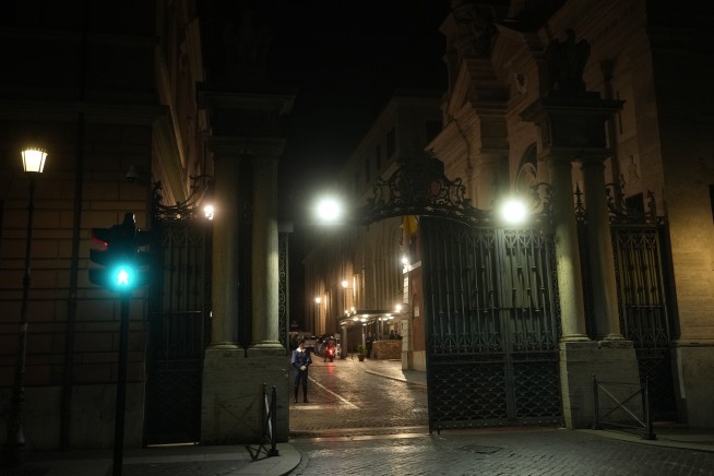Car rushes Vatican gate, is fired on by gendarmes; driver apprehended after reaching courtyard
