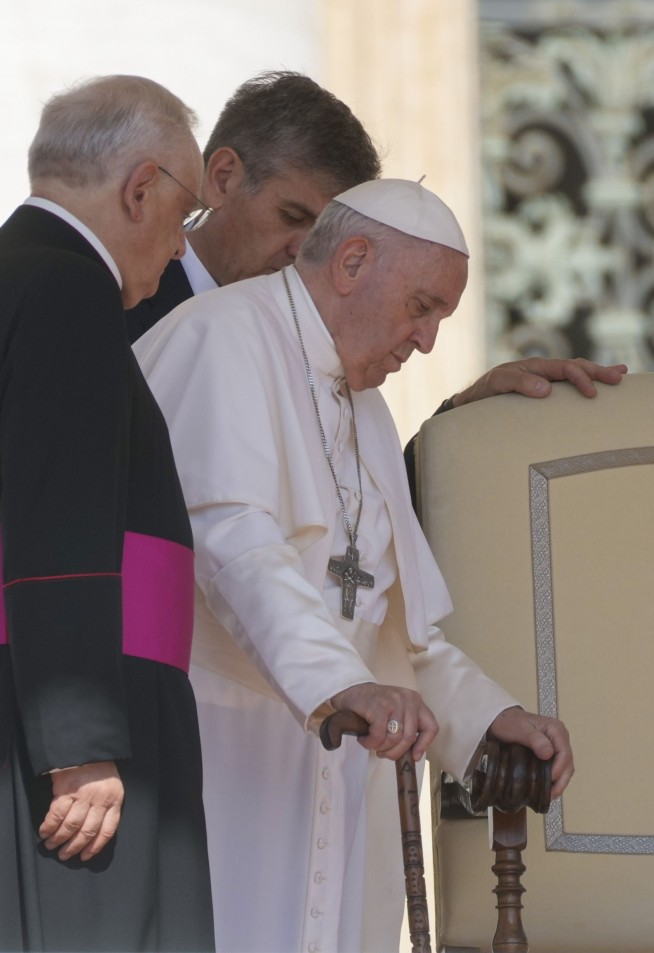 Pope cancels trip to Congo and South Sudan due to bad knee