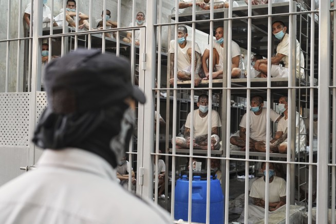 Chief Justice Roberts pauses deadline for return of Maryland man mistakenly deported to El Salvador