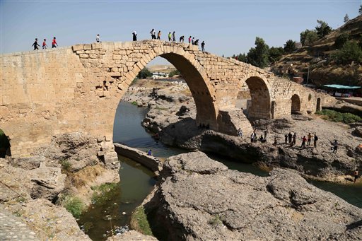 Strikes on militants at Iraq dam after 'massacre'