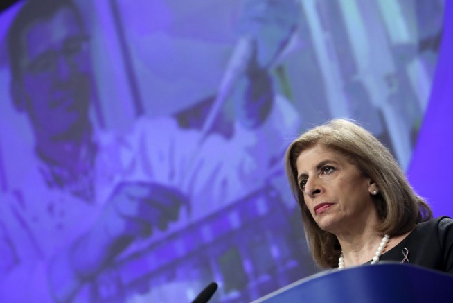 The Latest: NY Gov. Cuomo: Restaurants, bars close at 10 pm