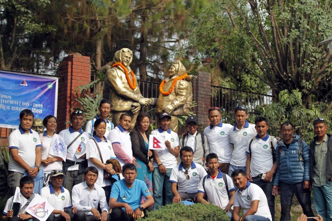 Nepal honors 9 guides for Everest successes on anniversary