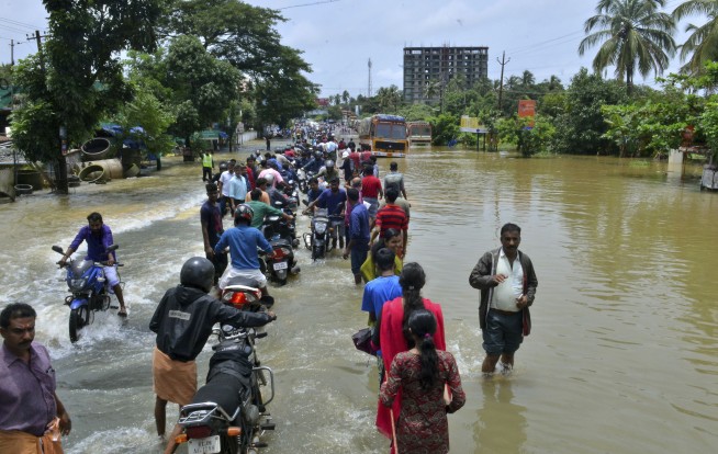 Thousands await rescue amid deadly south Indian floods