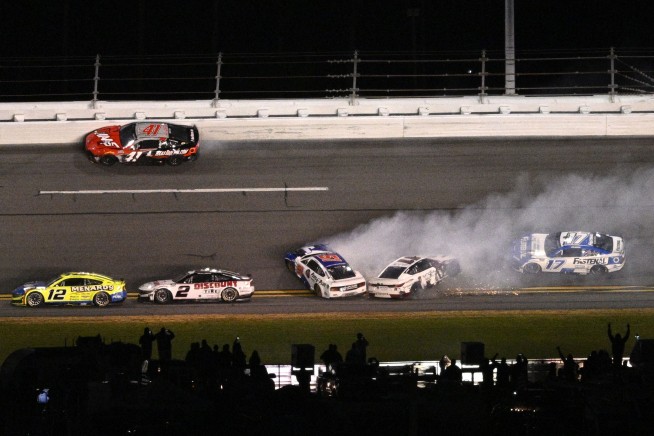 William Byron avoids late wrecks to win 2nd straight Daytona 500 for Hendrick Motorsports