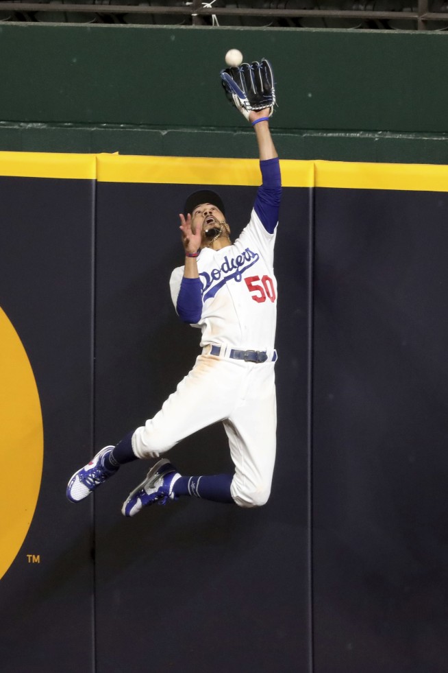 Catch this! Betts saves Dodgers with 3rd web gem in 3 nights