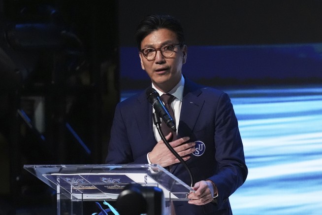 Figure skater who lost both parents in DC plane crash brings world championships crowd to its feet